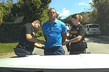 Tiger Woods é detido por agentes da polícia