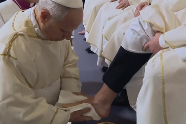 Papa retoma tradição do lava-pés a 12 padres na Quinta-Feira Santa 