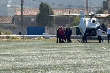 O resgate de helicóptero do pescador em estado grave após queda em zona rochosa entre praias em Alcobaça