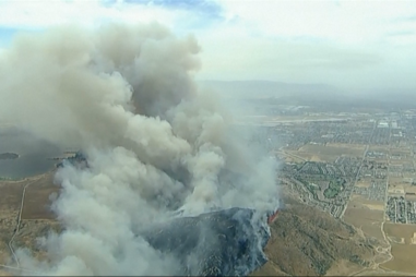 Imagens aéreas mostram incêndio de rápida propagação no sul da Califórnia 