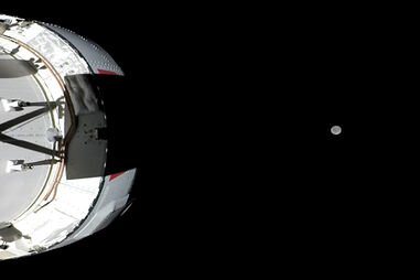 Os astronautas estão cada vez mais perto da Lua.