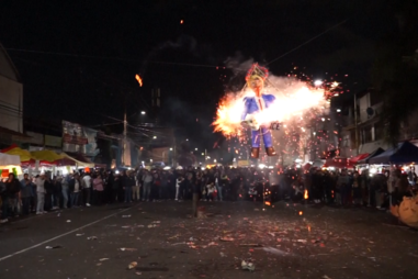 Bonecos de figuras políticas queimados em ritual de Sábado Santo no México 