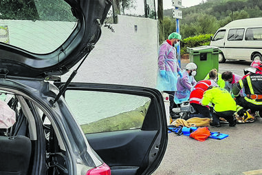 Os dois filhos menores da arguida foram assistidos no local e depois transportados para o hospital, mas acabaram por morrer