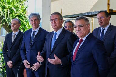 Seguro diz que um dos seus deveres é chamar a atenção para atrasos nos apoios depois das tempestades