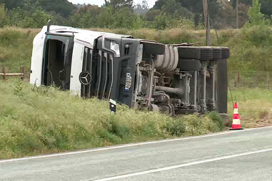 Camião tombou