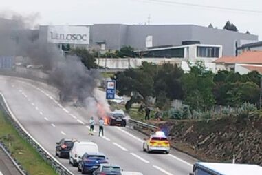 Carro deflagra em chamas na A4 em Paredes