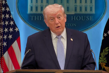 “O país inteiro pode ser destruído”: Trump volta a ameaçar o Irão