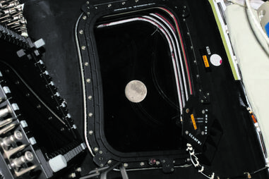 Fotografia da Lua libertada esta segunda-feira pela NASA captada de uma escotilha da cápsula ‘Orion’