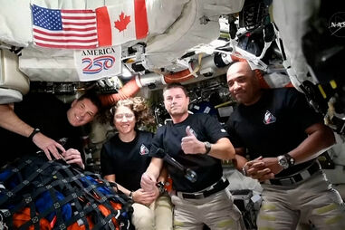 Trump fala com os astronautas da Artemis II: “Vocês fizeram história e deixaram toda a América muito orgulhosa” 