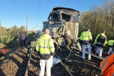 Maquinista de TGV morre em colisão com camião que transportava veículos militares em França. Há 27 feridos