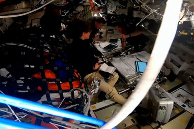 Emoção na Artemis II: Astronautas querem batizar cratera na Lua com nome da falecida mulher do comandante da missão 