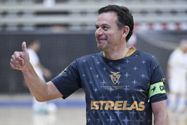 Primeiro-ministro disputou jogo solidário