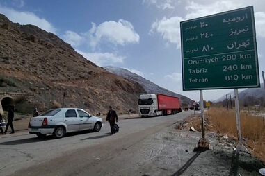 A viagem dos repórteres da agência AP da fronteira até à capital iraniana