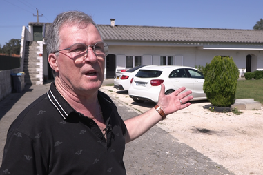 "Pego numa cadeira, sento-me aqui e vamos ver quem mete isto abaixo": povo contra demolição de casas em Aveiro