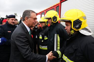 Presidente da República cumprimenta elementos dos bombeiros durante visita ao Centro de Meios Aéreos de Ferreira do Zêzere