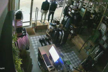 Imagens mostram momento em que loja de roupa é assaltada pela sexta vez em Marco de Canaveses