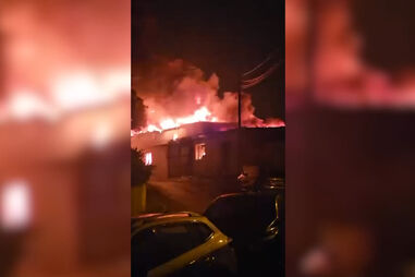 Bombeiros e GNR ajudam a salvar 9 viaturas em incêndio