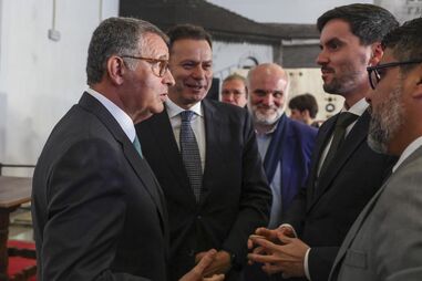 Presidente da República ao lado de Luís Montenegro na cerimónia de assinatura de um protocolo entre a Estrutura de Missão para a reconstrução da região centro do País e fundações