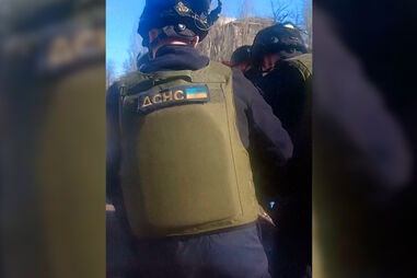 As imagens das operações de socorro depois do ataque com um drone russo a um autocarro na Ucrânia