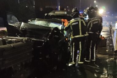 Condutor embate em separador de betão e fica gravemente ferido