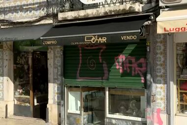 Furta vários relógios e peças de ouro e foge de trotinete após assalto a ourivesaria em Lisboa