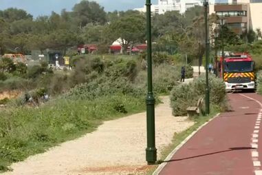 Polícia Marítima resgata homem de arriba junto ao Farol da Guia. Vítima está em estado grave