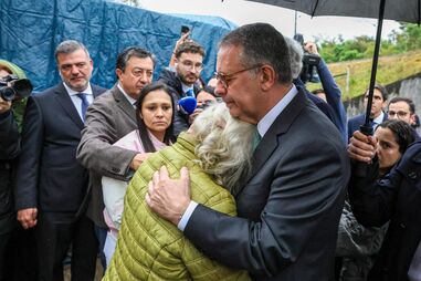 António José Seguro conforta uma popular, durante a visita a habitações destruídas pelo mau tempo, no segundo dia da sua primeira Presidência aberta