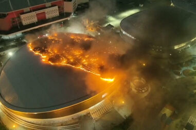 Incêndio destrói parte da cobertura do velódromo do Parque Olímpico do Rio de Janeiro