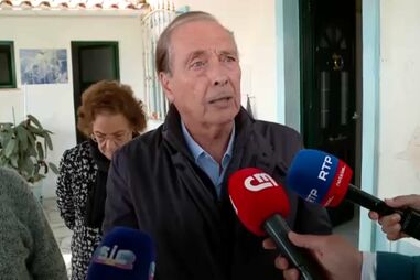 "O Estado não pode chegar a tudo: Fundação Benfica e GNR entregam bens essenciais a vítimas do mau tempo 