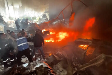 Equipas de resgate procuram sobreviventes nos escombros após ataques israelitas a Beirute