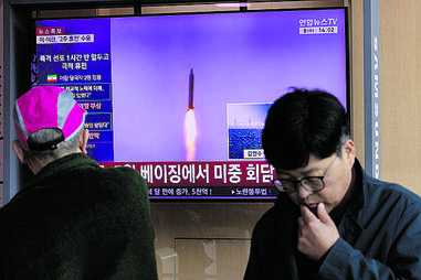 Mísseis de curto alcance despenharam-se no mar