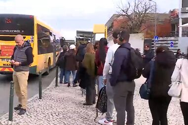 Greve do metro de Lisboa deixa longas filas de pessoas que optam por apanhar autocarro em Sete Rios 