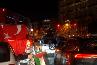 Centenas de viaturas em protesto em Istambul contra ações militares dos EUA e Israel 