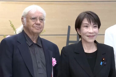 “Nem acredito que estão aqui”: primeira-ministra do Japão não esconde entusiasmo ao conhecer a banda rock Deep Purple 