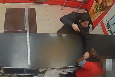 "Vou matar-te": Jovem pega em arma falsa e ameaça de morte funcionário de restaurante por causa de erro com os molhos 