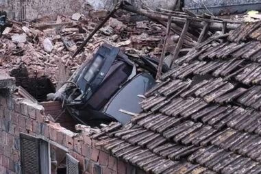 Carro despista-se no IC8, voa 80 metros e cai na cozinha de casa em Pombal