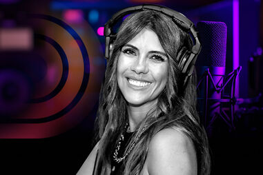 Lara Afonso usa auscultadores junto a um microfone