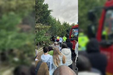 Duas pessoas encarceradas após acidente entre três viaturas em Lisboa