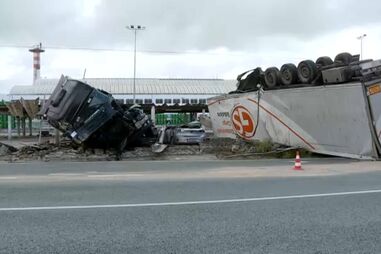 Camião despista-se na EN10 e invade fábrica em Palmela