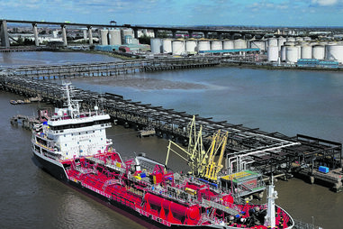 Petroleiros aguardam luz verde para circular no estreito de Ormuz