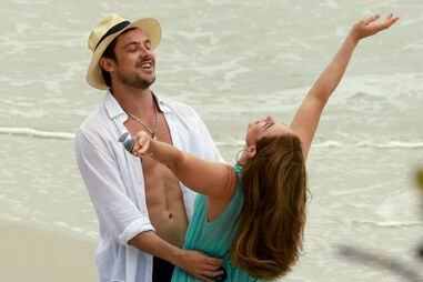 Após morte de Camilo, Chiclete (Sérgio Guizé) e Vivi (Paolla Oliveira) fogem para destino paradisíaco em 'A Dona do Pedaço'