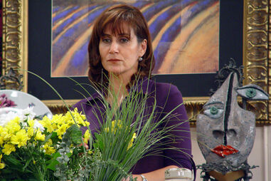 Beatriz (Suzana Borges) diz ao marido que quer trabalhar na Marques Vila e torna-se chefe da rival, em 'Vila Faia'