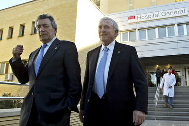 Os ex-jogadores do Real Madrid, Enrique Pérez (à esquerda) e José Emilio Santamaría (à direita)