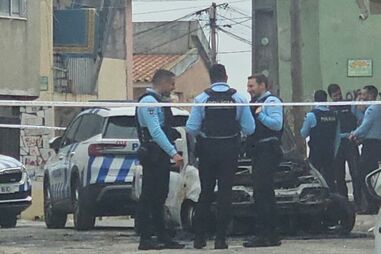 Carro destruído pelas chamas na Amadora