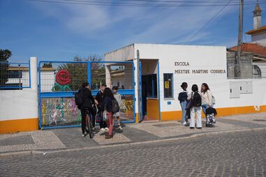Rapaz faz golpe de mata leão a colega de turma no recreio da escola na Golegã