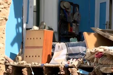 Parede de prédio desaba em cima de carros em Faro e deixa edifício parcialmente destruído