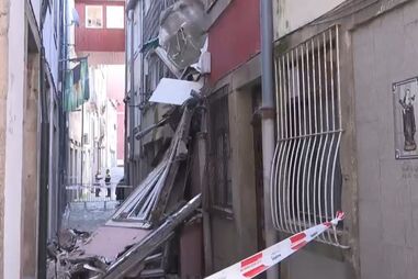 Fachada de habitação devoluta ruiu no Porto
