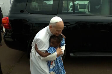 O momento em que menina corre para abraçar o Papa durante visita aos Camarões 