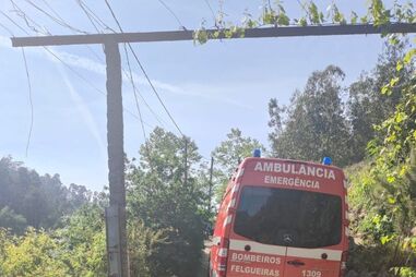 Bombeiros de Felgueiras resgatam motociclista ferido num trilho