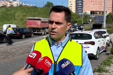 Trabalhadores param carrinha na berma da estrada e são mortalmente atropelados no IC17 em Odivelas